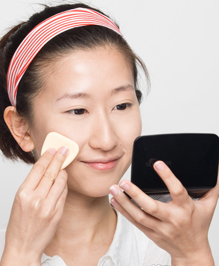 Lớp phấn nền dặm quá nhiều. Thói quen này gây bí, bít lỗ chân lông với tình trạng phấn lớp mới lớp cũ chồng lên nhau. Vì vậy, mỗi khi muốn dặm lại hoặc làm mới lớp trang điểm trên gương mặt mình, bạn cần phải lấy đi toàn bộ lớp trang điểm.