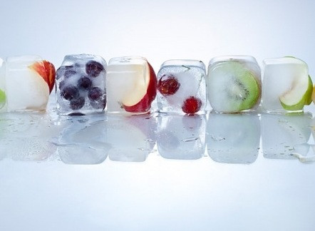  Lạnh và nóng: Đây là phương pháp thần kỳ có thể làm dịu đi bất cứ chứng đau nhức nào. Dùng nước đá bọc trong bao plastic rồi đắp lên chỗ đau qua một lớp khăn lông chừng 5-10 phút; kế đó thay bằng một khăn lông nhúng nước nóng vắt khô chừng 5 phút, rồi trở lại lạnh. Làm như vậy nhiều lần trong ngày có thể xoa dịu sự đau đớn. Nó làm giảm hầu hết các bệnh sưng như đau lưng, bầm mắt, sưng vú, cho đến những vết bầm gây ra do nguyên nhân khác. 