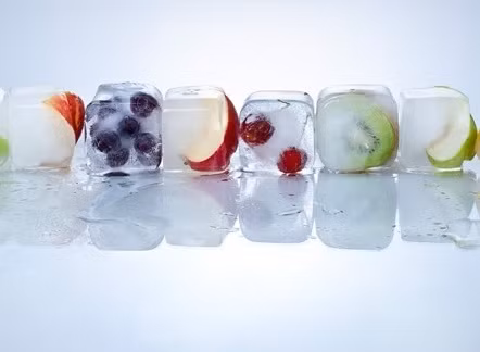  Lạnh và nóng: Đây là phương pháp thần kỳ có thể làm dịu đi bất cứ chứng đau nhức nào. Dùng nước đá bọc trong bao plastic rồi đắp lên chỗ đau qua một lớp khăn lông chừng 5-10 phút; kế đó thay bằng một khăn lông nhúng nước nóng vắt khô chừng 5 phút, rồi trở lại lạnh. Làm như vậy nhiều lần trong ngày có thể xoa dịu sự đau đớn. Nó làm giảm hầu hết các bệnh sưng như đau lưng, bầm mắt, sưng vú, cho đến những vết bầm gây ra do nguyên nhân khác. 