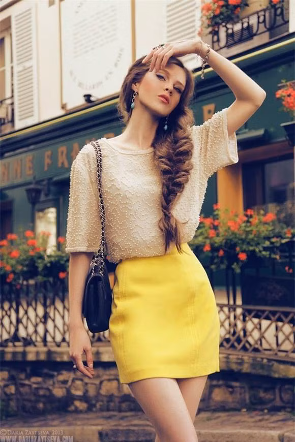 Tóc tết đuôi cá lệch. Tóc tết đuôi cá với phần chân tóc được tạo hơi phồng và rối, đuôi tóc tết lạ mắt mang tới cho các cô gái vẻ ngoài vừa ấn tượng, thời thượng mà vẫn ngọt ngào, nữ tính. Trông có vẻ cầu kì nhưng thực ra tết đuôi cá lại rất dễ thực hiện, thậm chí khi đã quen tay bạn chỉ mất 2-3 phút ngắn ngủi là có kiểu tóc ưng ý.