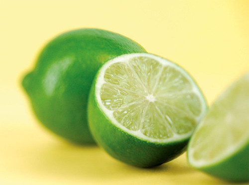 Phục hồi tóc khô, xơ. Trộn một quả trứng với nước cốt chanh, đánh thật tơi, bôi lên tóc và giữ cho khô dần, sau đó gội sạch với nước. Hỗn hợp này giúp tóc bị xơ và phai màu lấy lại được vẻ óng ả.