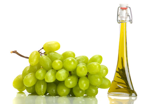 Pháp. Phụ nữ Pháp lại đắp mặt nạ dầu hạt nho để ngăn ngừa lão hóa da. Dầu hạt nho là chất chống oxi hóa rất tốt, giúp dưỡng ẩm da, bảo vệ collagen, eslatin – các thành phần duy trì độ đàn hồi và săn chắc của làn da; đồng thời còn điều trị các triệu chứng khác như khô, ngứa da, rạn da, viêm da. Bạn thoa một ít dầu hạt nho lên mặt, để trong 20 phút rồi rửa lại với nước ấm.