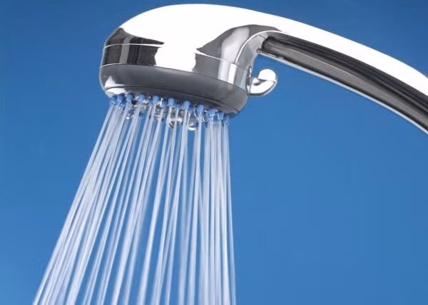 Thực hiện phương pháp tắm nước rất nóng dưới vòi sen 5 phút, để nước chảy trên lưng rồi xả nước lạnh 30 giây (lặp đi lặp lại 3 lần) mỗi ngày. Sau đó, nằm nghỉ trên giường khoảng 30 phút.