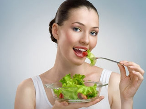 Ăn nhiều chất xơ, đặc biệt là trái cây và rau xanh. Củ cải đường, củ cải, artiso, cải cắp, súp lơ xanh, tảo là những loại thức ăn rất tốt để loại độc tố cho cơ thể.