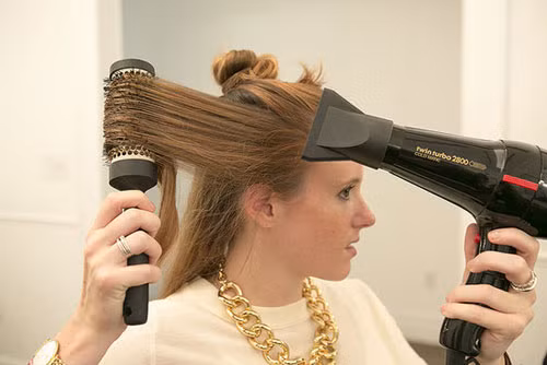  Dùng lược xoắn quá nhiều. Khi bạn chải ở nhát đầu tiên, bạn không muốn nó đi quá nhiều 1/4 mái tóc - đủ để tạo nên những sóng tóc mượt mà mà không bị xoăn rối quá mức. Sau khi bạn kéo lược ra khỏi da đầu đến phần giữa của độ dài mái tóc, sau đó bạn có thể bắt đầu xoắn lược lại để tạo lại dáng xoăn cho mái tóc. Trong khi đó bạn cũng kết hợp với việc đưa máy sấy lướt qua. 