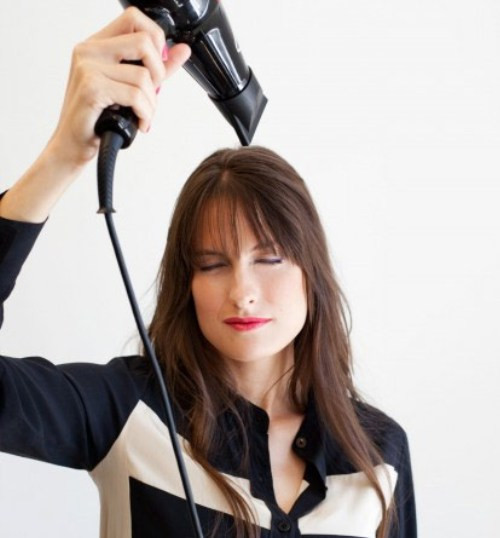  Sấy quá nhanh. Phụ nữ thường sấy tóc như thể họ đang trong một trạng thái hoảng sợ. Đây không phải là một cuộc chạy đua với thời gian vì thế hãy làm chậm lại để cẩn thận và có kết quả tốt hơn. Trên thực tế nếu bạn sấy quá nhanh, bạn sẽ phải thực hiện lại ở những phần tóc chưa khô và như vậy bạn sẽ càng lãng phí thời gian nhiều hơn. 