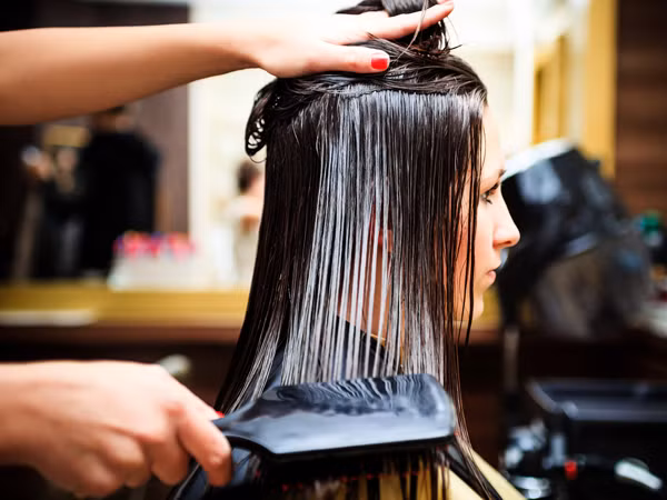  Chăm sóc tóc bằng tinh dịch bò. Nếu tóc của bạn khô xơ, bạn có thể thử áp dụng dưỡng tóc với hỗn hợp tinh trùng bò, gốc protein tại salon tóc Hari thuộc thủ đô London nước Anh. 