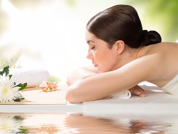  Tẩy da chết vòng 3. Năm 2015, làm đẹp vòng 3 cũng là một trong những dịch vụ hot thu hút nhiều chị em, lý do đơn giản bởi họ muốn khoe trọn vòng 3 vào mùa hè ở bãi biển. 