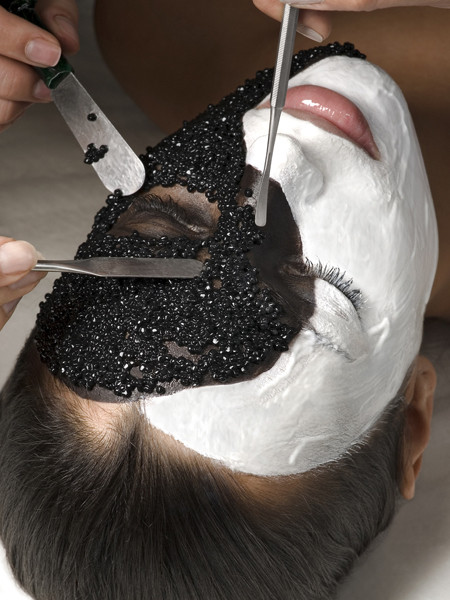  Mặt nạ trứng cá đen. Trước đó, loại mặt nạ xa xỉ này chỉ có ở Spa Channing’s Day, Chicago. Tuy nhiên, sang năm nay nó đã trở thành xu hướng làm đẹp giá chát ở nhiều nước. Trứng cá muối là một sự hòa quyện tuyệt vời giữa các vitamin và khoáng chất. Trứng cá muối rất giàu protein tự nhiên, các loại khoáng chất, amino axit thiết yếu và rất nhiều loại vitamin. Hỗn hợp giàu chất dinh dưỡng này nhanh chóng được sử dụng trong chăm sóc da. 