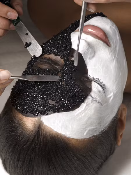  Mặt nạ trứng cá đen. Trước đó, loại mặt nạ xa xỉ này chỉ có ở Spa Channing’s Day, Chicago. Tuy nhiên, sang năm nay nó đã trở thành xu hướng làm đẹp giá chát ở nhiều nước. Trứng cá muối là một sự hòa quyện tuyệt vời giữa các vitamin và khoáng chất. Trứng cá muối rất giàu protein tự nhiên, các loại khoáng chất, amino axit thiết yếu và rất nhiều loại vitamin. Hỗn hợp giàu chất dinh dưỡng này nhanh chóng được sử dụng trong chăm sóc da. 