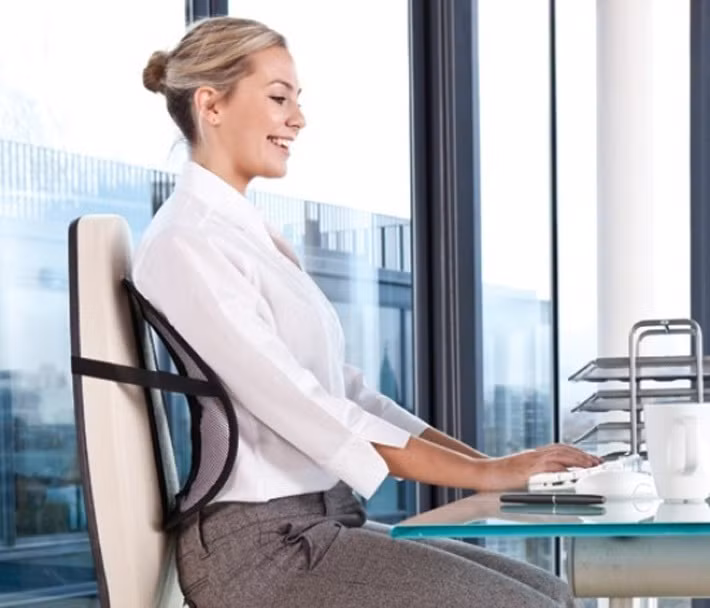 Ngồi đúng tư thế. Nếu ngồi làm việc với tư thế gù lưng hoặc dáng đổ về phía trước, “vòng 1″ của chị em nhìn sẽ nhỏ hơn và kém hấp dẫn so với những người luôn đứng thẳng và hơi ưỡn ngực về trước một chút. Vì vậy, để giữ cho “vòng 1″ đẹp, khi ngồi làm việc, chị em cần nhớ luôn giữ tư thế thẳng người, vai và lưng luôn thẳng.