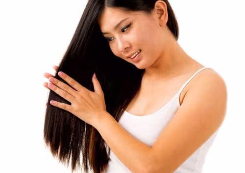  Bảo vệ tóc khỏi các tác nhân xấu. Không để tóc tiếp xúc trực tiếp và thường xuyên với các yếu tố môi trường khắc nghiệt như gió mạnh, nắng gắt hoặc mưa to. Luôn đội nón, bịt khẩu trang và sử dụng sản phẩm chống nắng cho tóc trước khi ra ngoài nắng.