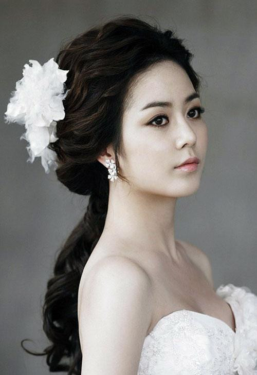  Chọn kiểu tóc sau khi chọn váy. Hãy chọn váy cưới trước rồi mới chọn kiểu tóc để chắc rằng chúng kết hợp thật ăn ý. Tham khảo các tạp trí hoặc trang web và chọn khoảng 2-3 kiểu. Nếu kỹ lưỡng bạn nên nhờ nhà tạo mẫu tóc thử làm cho mình các kiểu tóc này vì biết đâu nó không hợp với khuôn mặt và dạng tóc của bạn. 