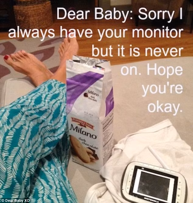 "Mẹ xin lỗi vì quên bật màn hình máy tính cho con trong khi mẹ đang nằm dài và thưởng thức món ăn vặt".