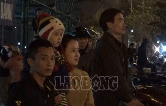 Các em nhỏ cũng được cha mẹ đưa đi đón cùng.