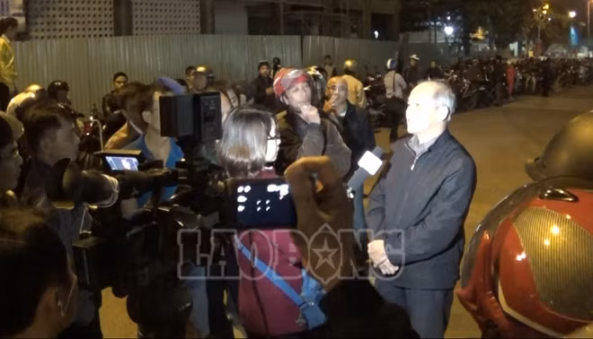 Báo chí cũng tập trung rất đông tại sân bay, cập nhật thông tin đón ông Nguyễn Bá Thanh.