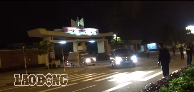 Xe cứu thương đưa ông Bá Thanh rời sân bay về bệnh viện theo cổng quân sự A32, không phải cổng an ninh số 2 như dự kiến.