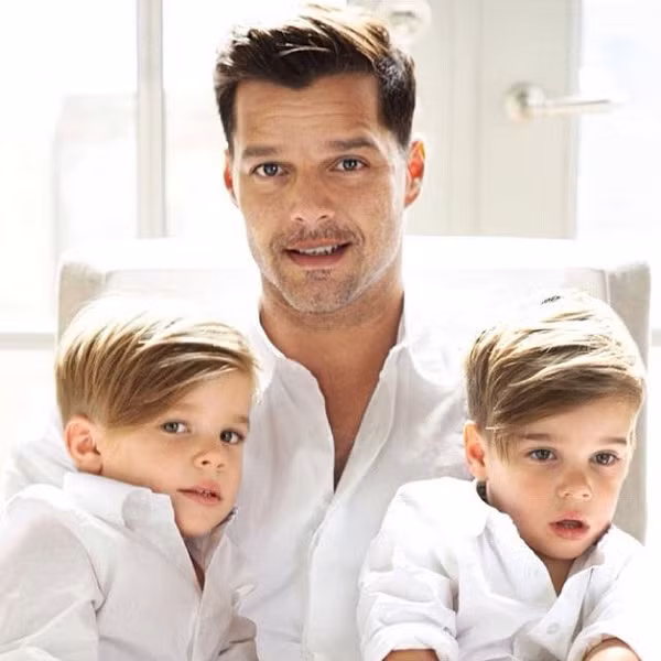 Ricky Martin. Ricky Martin luôn khao khát được làm bố và anh chàng đã tìm đến phương pháp đẻ thuê để được trở thành bố của 2 nhóc tỳ xinh xắn. Giọng ca nổi tiếng của dòng nhạc Latin này chào đón hai bé trai sinh đôi Matteo và Valentino vào tháng 8/2008.