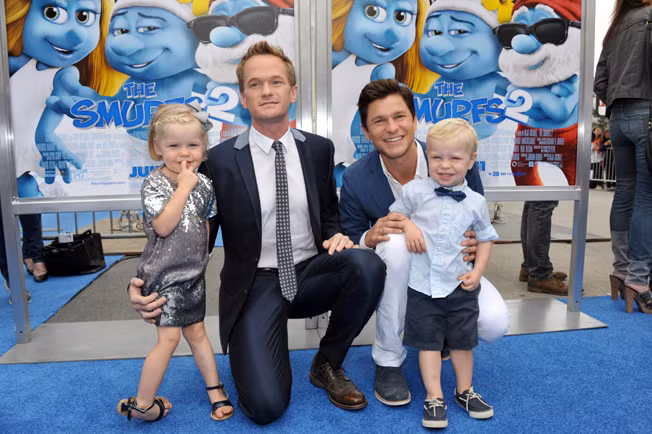 Neil Patrick Harris và David Burtka. Ngôi sao của "How I met your mother" cùng người bạn đời đồng tính David Burtka đã trở thành 'bố mẹ' hồi tháng 10/2010. Cặp đôi đã có cặp sinh đôi (một trai, một gái) nhờ phương pháp đẻ thuê.