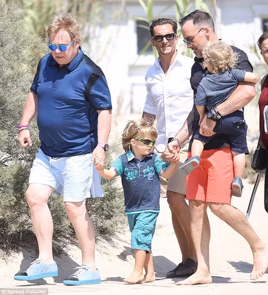 Elton John. Đã làm cha đỡ đầu cho 10 em bé, Elton John quyết định phải thực sự có em bé của mình ở tuổi 62. Sau khi nhận nuôi thất bại một em bé người Ukraine (do luật pháp nước này cấm các cặp đôi đồng giới nhận con nuôi), Elton và bạn đời của mình - nhà quảng cáo David Furnish đã tìm đến phương pháp mang thai hộ. Cặp đôi Neil Patrick Harris và David Burtka đã giúp hai bậc tiền bối rất nhiều trong quá trình thực hiện.