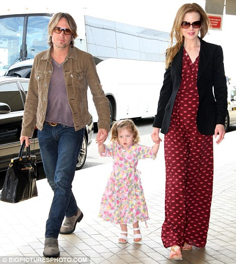 Nicole Kidman và Keith Urban. Nicole Kidman và chồng Keith Urban đã phải dùng đến phương pháp mang thai hộ để đón bé Faith Margaret năm 2010. Chia sẻ với báo giới, 'Thiên nga Úc' cho biết: 'Gia đình tôi thật may mắn khi được đón bé Faith Margaret. Tôi rất biết ơn những người đã giúp đỡ chúng tôi thời gian qua, đặc biệt là người phụ nữ đã mang em bé giúp chúng tôi'.