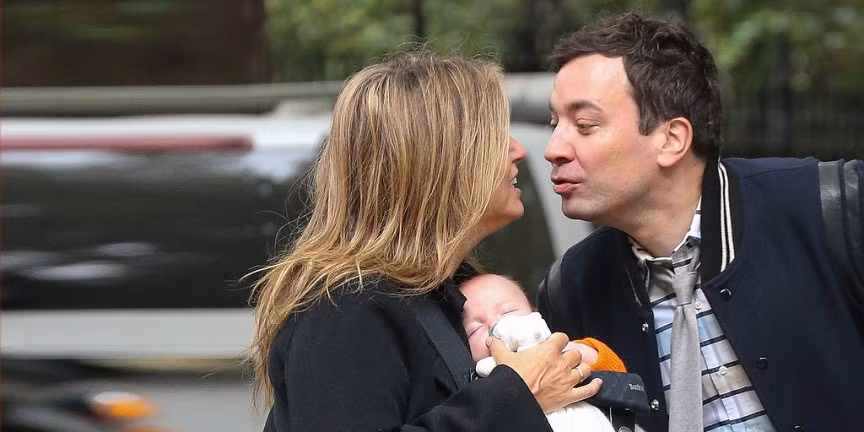 Jimmy Fallon. Jimmy Fallon và vợ Nancy Fallon chào đón cô con gái cưng, Winnie Rose vào ngày 23/7/2013. Fallon đã chia sẻ những khó khăn họ phải vật lộn để có em bé trong 5 năm trước khi quyết định việc đẻ thuê. Cặp vợ chồng này đã giấu kín tin tức này cho đến khi chính thức giới thiệu cô con gái cưng Winnipesaukee với thế giới.