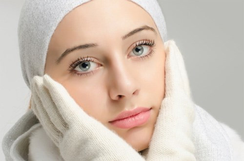  Giữ cho da nhờn, bằng cách mặc ấm. Không mặc đồ len trực tiếp trên da. Đồ len chúng sần sùi, chọc chọc vào da, khiến da ngứa thêm. 