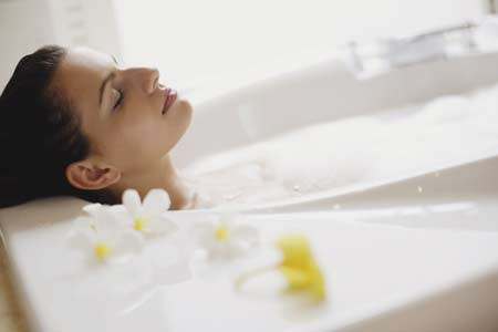  Không tắm nước quá nóng. Mùa đông, vì sợ lạnh nên nhiều người tắm nước quá nóng. Việc tắm quá nhiều và tắm nước quá nóng càng khiến da bị khô do làm mất hết chất nhờn để bảo vệ da, khiến da nhanh khô và nứt nẻ. Vì vậy, mọi người chỉ nên tắm nước đủ ấm. 