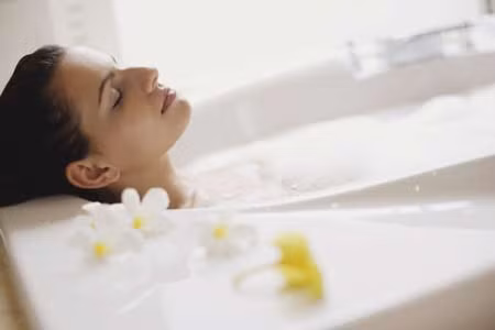  Không tắm nước quá nóng. Mùa đông, vì sợ lạnh nên nhiều người tắm nước quá nóng. Việc tắm quá nhiều và tắm nước quá nóng càng khiến da bị khô do làm mất hết chất nhờn để bảo vệ da, khiến da nhanh khô và nứt nẻ. Vì vậy, mọi người chỉ nên tắm nước đủ ấm. 