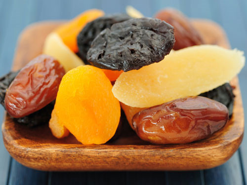  Ngoài ra nên ăn uống bổ sung các loại Axít béo, Vitamin A, C, D3, Selenium, nước cho cơ thể. Trái cây khô như hạnh nhân, hạt điều, nho khô gúp duy trì độ ẩm trong da và có hiệu quả trong việc điều trị da khô. Do đó, bạn nên đưa chúng vào chế độ ăn uống hàng ngày nó sẽ giúp bạn nhanh chóng thoát khỏi tình trạng khô ngứa da trong mùa đông. 