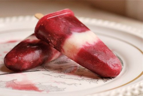 Chiều trẻ ăn đồ lạnh. Vào những ngày đông lạnh, bạn cần giữ ấm cho trẻ một cách tốt nhất và hạn chế những thức ăn lạnh không tốt cho trẻ như kem, nước đá, sữa chua lạnh… bởi nó không chỉ làm thân nhiệt của trẻ bị giảm xuống mà còn làm tăng nguy cơ mắc các bệnh về đường hô hấp nữa.