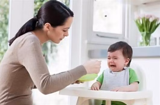 Ép con ăn hết khẩu phần. Theo các chuyên gia dinh dưỡng, thay vì ép con ăn hết khẩu phần, để trẻ ăn uống “tùy hứng” vào những giờ giấc không ổn định, bạn nên giúp trẻ ăn uống đúng giờ (có bữa chính, bữa phụ đúng thời gian quy định).