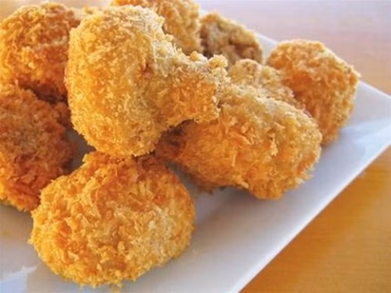 Ăn quá nhiều đồ chiên rán. Vào mùa đông, các món ăn chiên, giàu chất béo được lựa chọn nhiều hơn so với các thực phẩm khác. Để khỏe mạnh trong mùa đông, bạn cần ăn các sản phẩm tươi bao gồm rau quả tươi, trái cây thay vì các thực phẩm chiên rán.