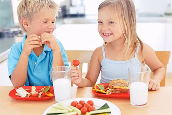 Cho trẻ ăn vặt trước bữa ăn. Một sai lầm phổ biến là cho phép con uống sữa, nước trái cây cả ngày hoặc ăn vặt giữa các bữa, làm trẻ giảm cảm giác thèm ăn khi tới bữa chính.