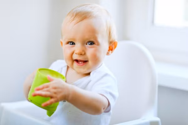  Không chú trọng việc uống nước của trẻ. Mùa đông con người ít hoạt động thể chất hơn, những vận động bình thường cũng bị hạn chế, do đó cơ thể không cảm thấy khát. Hiệp hội dinh dưỡng Anh khuyến cáo, mỗi người cần uống 1 đến 2 lít nước mỗi ngày, kể cả trong mùa đông. Nếu không cung cấp đủ nước cho cơ thể sẽ dẫn đến tình trạnh mất nước. Mất nước có thể dẫn đến nhiều bệnh tật và các vấn đề sức khỏe về thận, chứng khó tiêu...