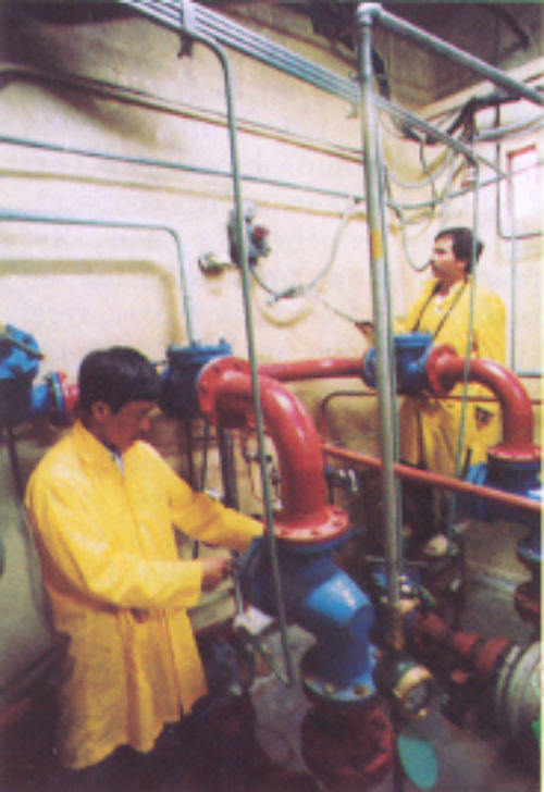 Các chuyên viên kiểm tra bức xạ tại phòng xử lý chất thải của lò để đảm bảo tính an toàn, an ninh phóng xạ hạt nhân.