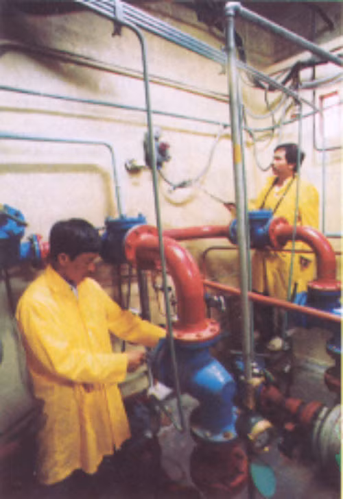 Các chuyên viên kiểm tra bức xạ tại phòng xử lý chất thải của lò để đảm bảo tính an toàn, an ninh phóng xạ hạt nhân.