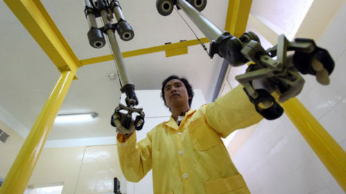 Đưa đồng vị phóng xạ đã được điều chế vào chất dẫn có phát tán nhiều phóng xạ