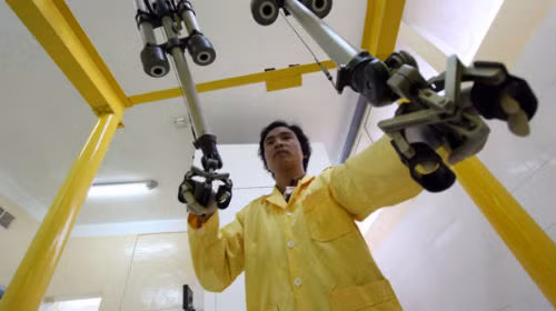 Đưa đồng vị phóng xạ đã được điều chế vào chất dẫn có phát tán nhiều phóng xạ