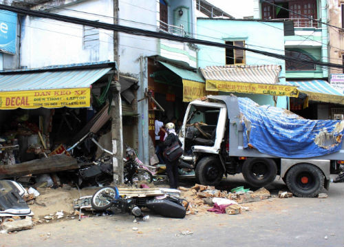 Những vụ tai nạn giao thông thảm khốc tuần qua (18-23/5/2015) - Hình 9 Nhung vu tai nan giao thong tham khoc tuan qua (18-23/5/2015)-Hinh-9