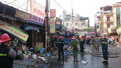 4. Cháy chợ Phùng Khoang Sáng ngày 18/5, chợ đầu mối Phùng Khoang (Nam Từ Liêm, Hà Nội) bất ngờ bị cháy.Vụ hỏa hoạn khiến 4 người trong một gia đình gặp nạn, trong đó anh Phạm Văn Doanh (chủ tiệm bánh mì) thiệt mạng tại chỗ, vợ và hai con bỏng nặng. Hiện chị Nguyễn Thị Duyên, con gái Phạm Linh Giang (15 tuổi), Phạm Thùy Trâm (8 tháng tuổi) đang được điều trị tại Viện bỏng Quốc gia trong tình trạng nguy kịch.