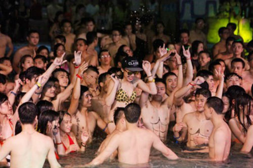 10. Giới trẻ mình trần chen chúc trong tiệc bikini gây tranh cãi Ngày 15/5 đêm đại tiệc bikini (Pool party) diễn ra trong khuôn viên hồ bơi, các nam thanh nữ tú đều diện đồ bơi và thoải mái đùa giỡn trong nước bên cạnh đó là những tiếng nhạc sôi động. Trong đêm đại tiệc có sự tham gia của các ca sĩ trẻ như Đông Nhi, Isacc, DJ Trang Moon…và rất đông các bạn trẻ tham dự. Tuy nhiên hình ảnh các nam thanh, nữ tú mình trần trong đêm đại tiệc bikini ở Hà Nội đang trở thành đề tài gây tranh cãi gay gắt dư luận.