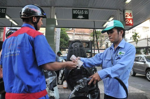 7. Giá xăng tiếp tục tăng 1.200 đồng/lít Cuối giờ chiều ngày 20/5, liên bộ Công thương - Tài chính đã quyết định điều chỉnh tăng giá xăng bán lẻ 1.200 đồng/lít kể từ 20h ngày 20/5. Theo đó, giá xăng RON 92 và xăng sinh học (E5) tăng 1.200 đồng/lít; dầu mazút và diesel tăng 500 đồng/lít, dầu hỏa giảm 64 đồng/kg. Như vậy, sau khi tăng giá, giá xăng RON 92 bán lẻ sẽ ở mức 20.436 đồng/lít; dầu diesel ở mức 16.383 đồng/lít; dầu mazút ở mức 13.153 đồng/lít; dầu hỏa ở mức 15.751 đồng/kg.