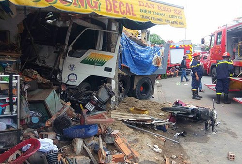 8. Ô tô đâm sập nhà dân: 2 người chết, 2 người bị thương Khoảng 10h ngày 21/5, xe ben chở cát chạy từ huyện Bình Chánh về quận 8 (TP.HCM). Khi vừa đổ dốc cầu Nhị Thiên Đường, chiếc ô tô này bất ngờ ủi nhiều xe máy của người đi đường, lao vào và đâm sập căn nhà phía trước là tiệm sửa xe. Vụ tai nạn làm 2 người chết và 2 người bị thương.