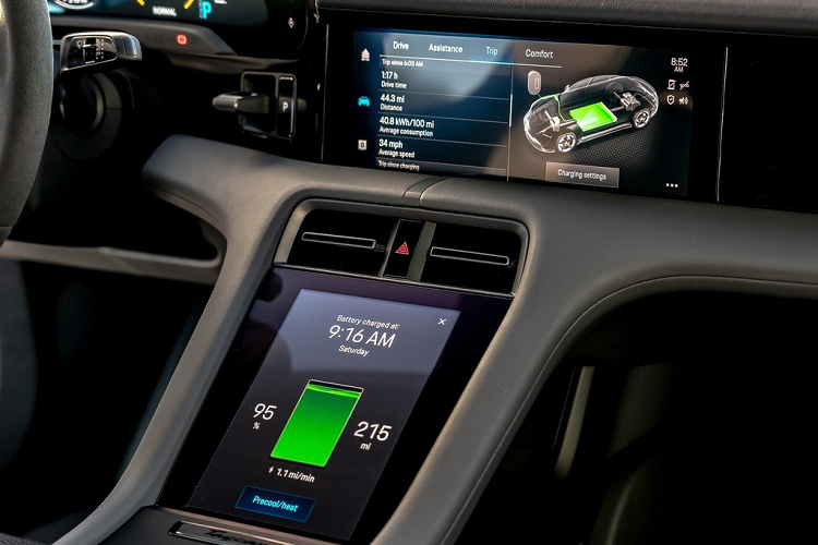 Ở bên trong, Taycan được trang bị nhiều màn hình cỡ lớn, gồm màn hình 16,8 inch cho người lái, màn hình thông tin giải trí cảm ứng 10,9 inch, màn hình 8,4 inch điều khiển điều hòa tại trung tâm. Các tùy chọn thêm bao gồm màn hình 10,9 inch trước ghế phụ và màn hình cảm ứng 5,9 inch cho hàng ghế sau.