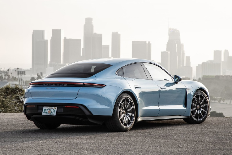 Hồi tháng 4, chiếc Porsche Taycan phiên bản Turbo xuất hiện tại TP.HCM. Khả năng cao là chiếc sedan điện này sắp ra mắt Việt Nam với mức giá trong khoảng 7,5-11,5 tỷ đồng. Tại Thái Lan, Porsche Taycan có giá từ 226.200 USD.