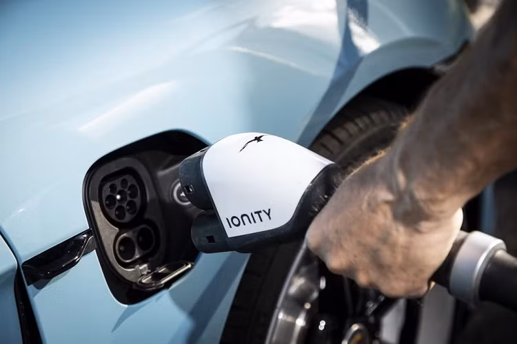 Ở đời 2021, Taycan được trang bị gói pin công nghệ mới, giúp kéo dài tuổi thọ của pin và giảm sự thất thoát điện năng khi sạc ở những trạm sạc công cộng. Tính năng này sẽ hạ công suất sạc xuống còn 200 kW. Nếu không muốn tốn thời gian, người lái có thể tắt tính năng này và công suất sạc sẽ trở về con số 270 kW tiêu chuẩn. Xe chỉ cần 22,5 phút để sạc được 80% pin - tốc độ sạc rất nhanh.