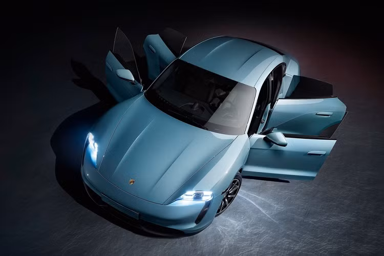 Porsche Taycan hiện có 3 phiên bản: 4S, Turbo và Turbo S. Phiên bản Taycan 4S được trang bị gói pin 79,2 kWh và 2 động cơ điện sản sinh công suất 429 mã lực và mô-men xoắn 640 Nm. Phiên bản Taycan Turbo đi kèm khối pin lithium-ion 93,4 kWh, sản sinh công suất 670 mã lực, mô-men xoắn 849 Nm.