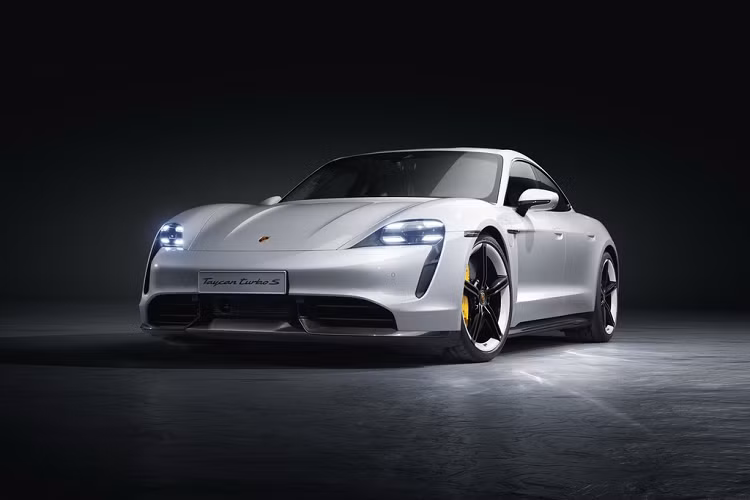 Phiên bản Porsche Taycan Turbo S 2021 cao nhất vẫn đi kèm gói pin 93,4 kWh, cho ra công suất 616 mã lực và lên đến 750 mã lực khi kích hoạt chế độ Overboost. Nhờ sức mạnh này, Taycan Turbo S có thể tăng tốc 0-100 km/h trong 2,8 giây và 0-200 km/h trong 9,6 giây (nhanh hơn 0,2 giây so với đời trước).