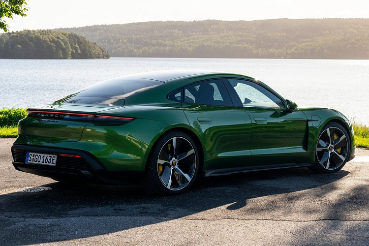 Mẫu sedan chạy điện của Porsche được bổ sung đến 7 màu mới ở ngoại thất và 5 màu nội thất. Nếu muốn khác biệt, khách hàng có thể tùy chọn gói Carbon Sport Design Package, bổ sung nhiều chi tiết carbon cho xe. Mức giá của Porsche Taycan 2021 sẽ được công bố khi mẫu xe này được giới thiệu tại các thị trường. Ở đời cũ, Taycan có giá 103.000-187.000 USD tại Mỹ.